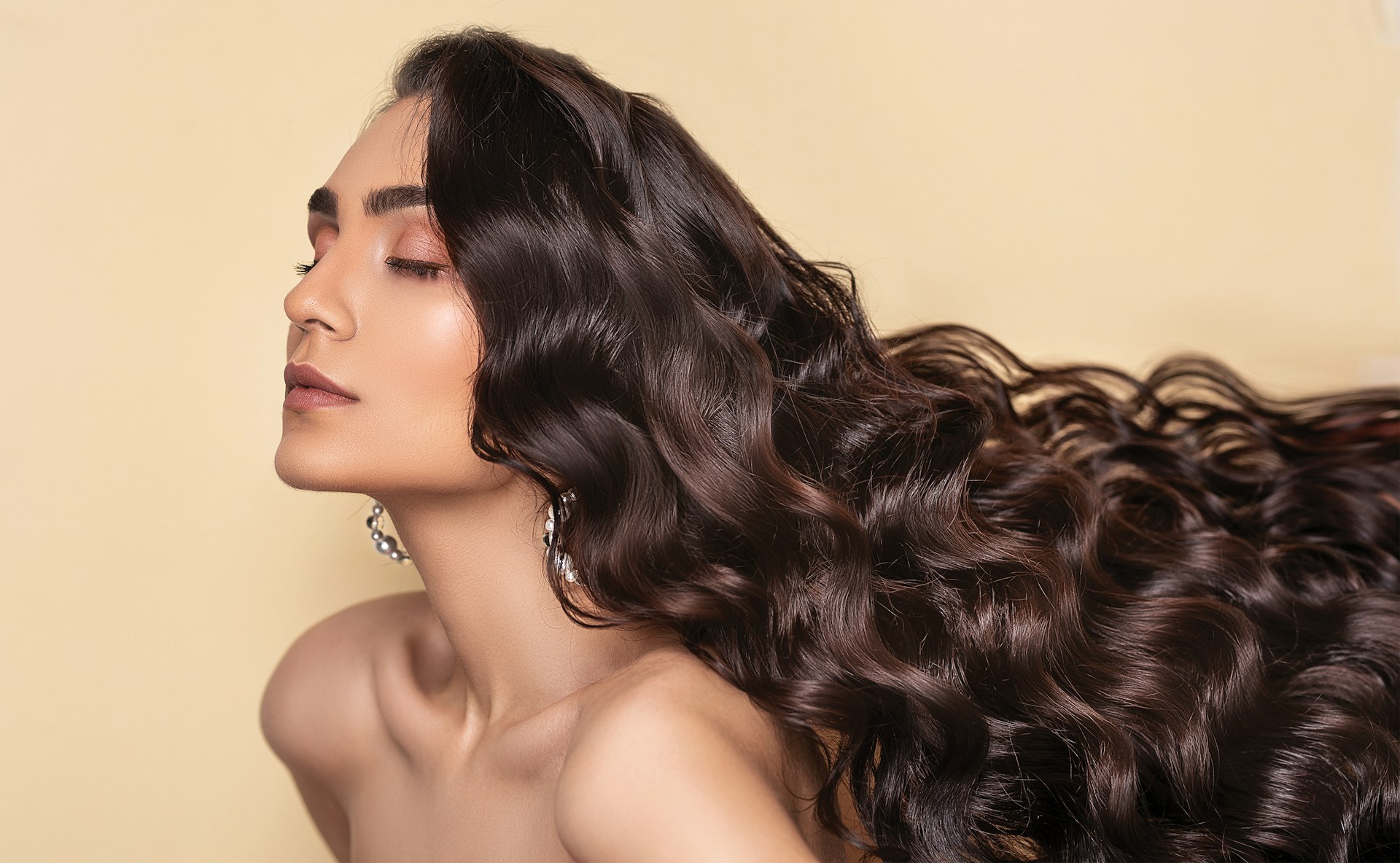 Koloryzacja i modelowanie włosów — salon Aura